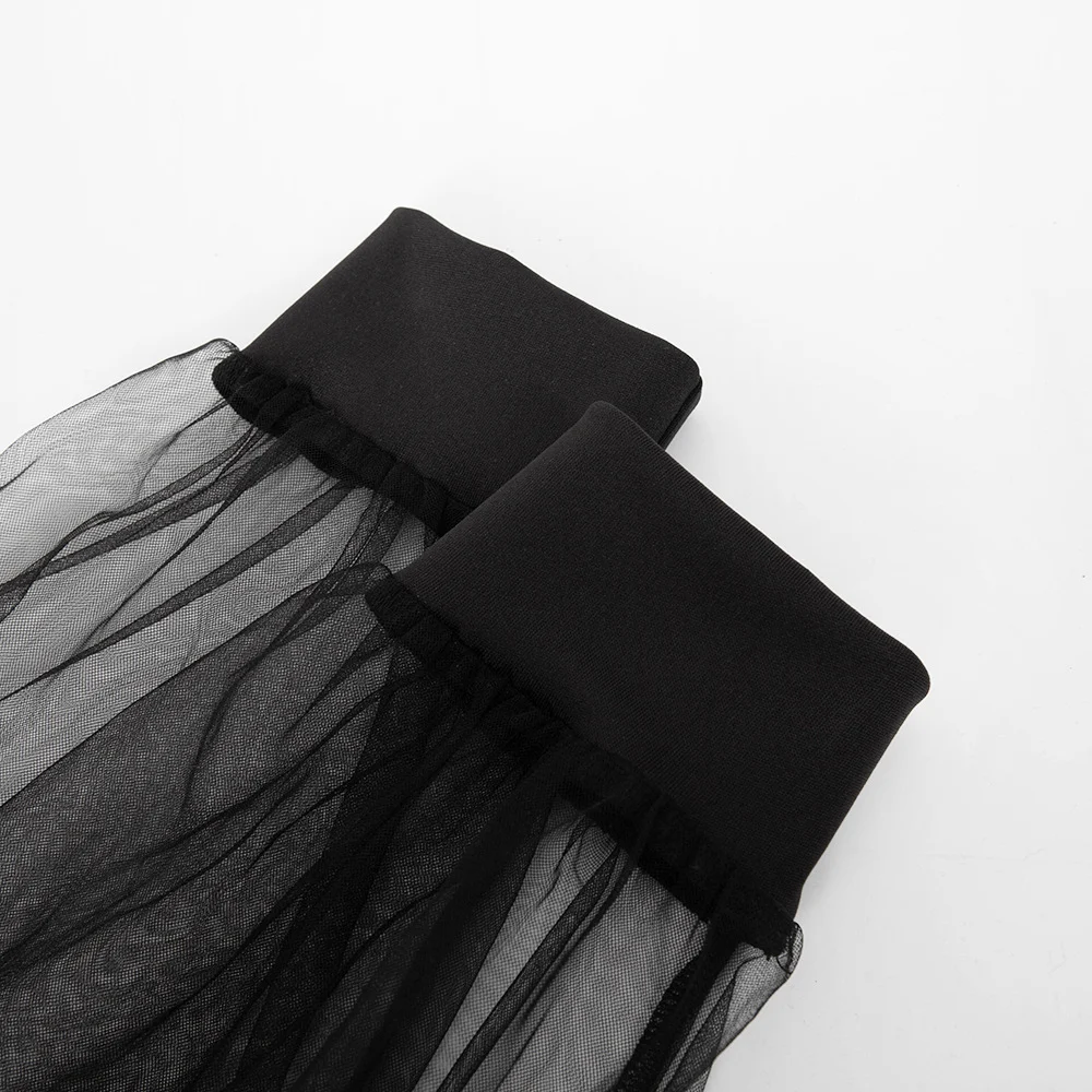 Top corto con maniche a sbuffo in garza a rete e spalle scoperte. Perfetto per un look fresco e femminile, ideale per l'estate e le serate. — foto 10