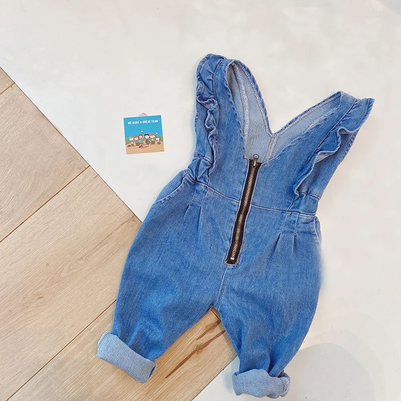 Macacão infantil folgado estilo western com babados para bebês meninas. Conforto e moda em um só look. — foto 3