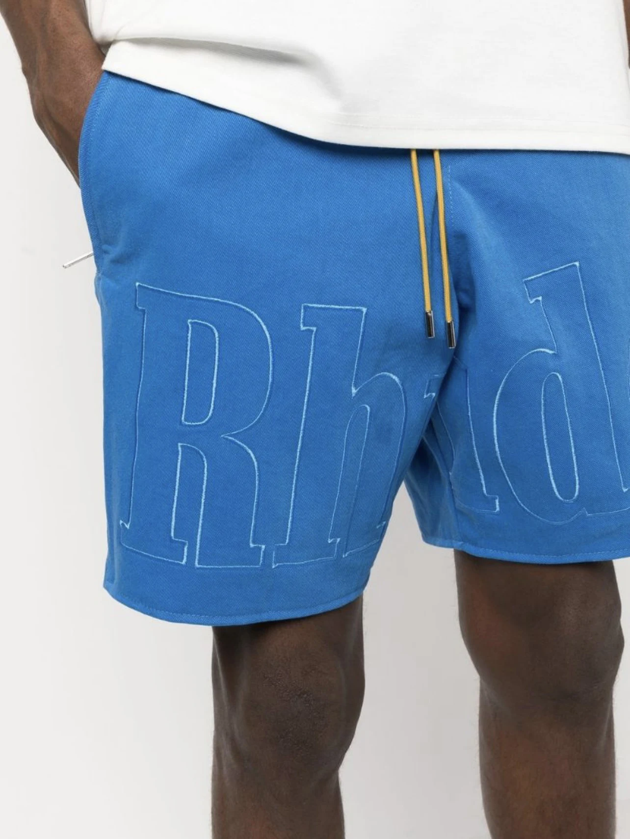 Shorts com cordão e bordado de letras para homens e mulheres, perfeitos para conforto e estilo casual. Ideais para um visual descontraído e moderno. — foto 11