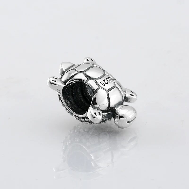 Pulseira com clip e pingente charmoso. Prenda e decore seu pulso com elegância. Ideal para diversas ocasiões, fácil de usar e combinar. — foto 3