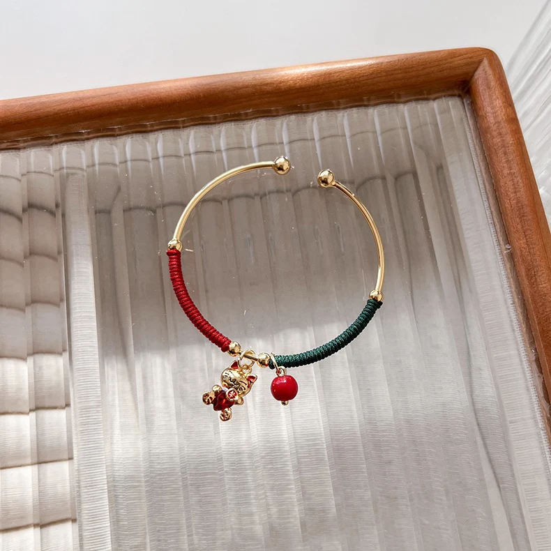 Pulseira pingente de gatinho com fio vermelho enrolado, estilo chinês antigo. Traga sorte e charme com este amuleto elegante e atemporal. — foto 1