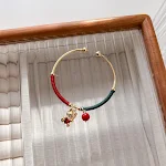 Pulseira pingente de gatinho com fio vermelho enrolado, estilo chinês antigo. Traga sorte e charme com este amuleto elegante e atemporal. — foto 1