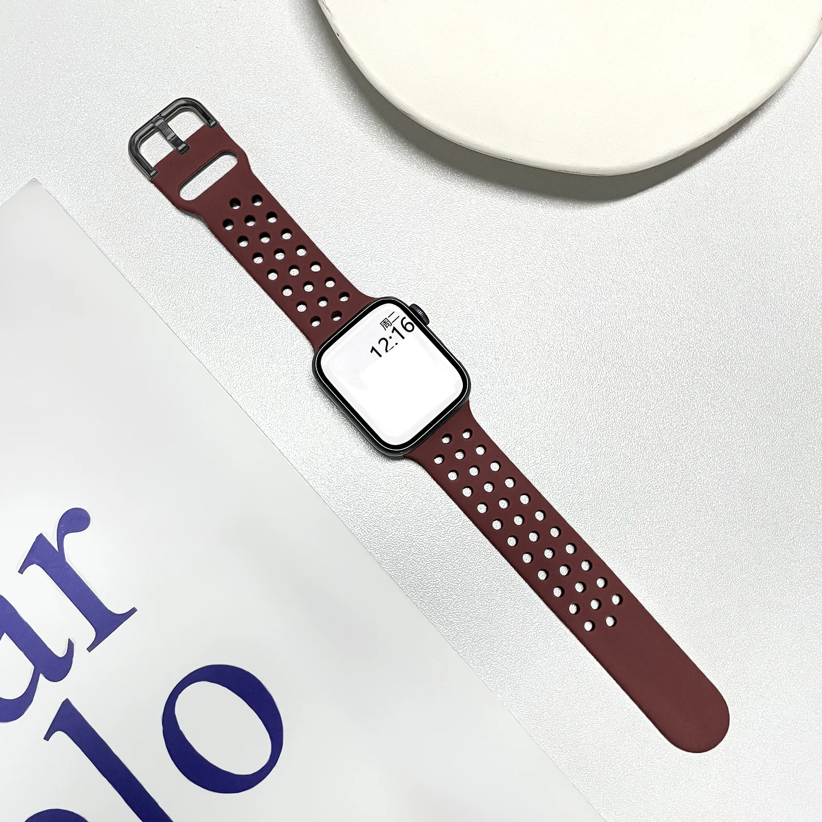 Pulseira de silicone monocromática com fivela nova, para um ajuste seguro e confortável. Desfrute de durabilidade e estilo com esta pulseira. — foto 4