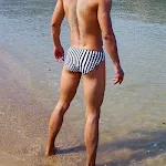 Pantaloncini da bagno da uomo a vita bassa, sexy e perfetti per nuotare. Comodi e alla moda per la spiaggia o la piscina, goditi l'estate! — foto 2