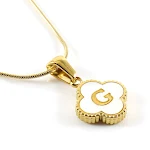 Colar com pingente de trevo de quatro folhas em aço inoxidável com letra, charme e sorte, um presente ideal. — foto 9