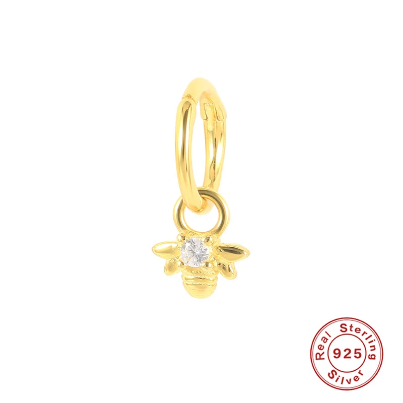 Brinco piercing de cartilagem em prata esterlina com abelha. Joia delicada e elegante, perfeita para um visual charmoso e moderno. — foto 4