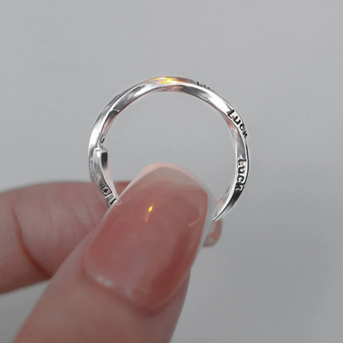 Anel de prata esterlina feminino, estilo vento frio inglês torcido, pulseira simples da sorte, design elegante e atemporal. — foto 5