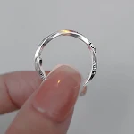 Anel de prata esterlina feminino, estilo vento frio inglês torcido, pulseira simples da sorte, design elegante e atemporal. — foto 5