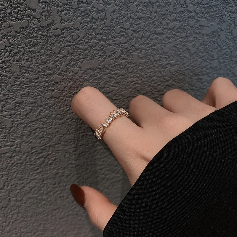 Anel Feminino Folheado a Ouro com Zircônia Simples Joia Elegante e Versátil Perfeito para Uso Diário ou Presente Design Minimalista e Charmoso — foto 5