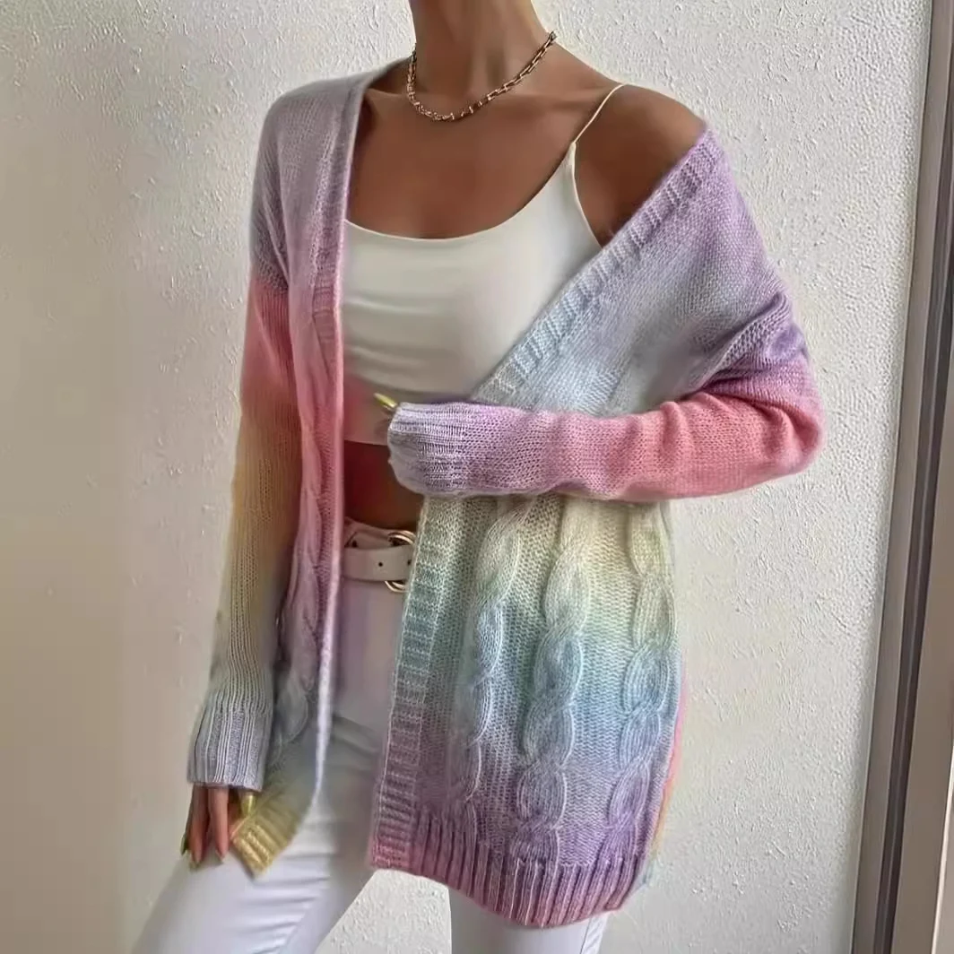 Cardigan in maglia da donna taglie forti con gradiente, tendenza moda. Morbido e confortevole per un look moderno e chic, perfetto per ogni occasione. — foto 2