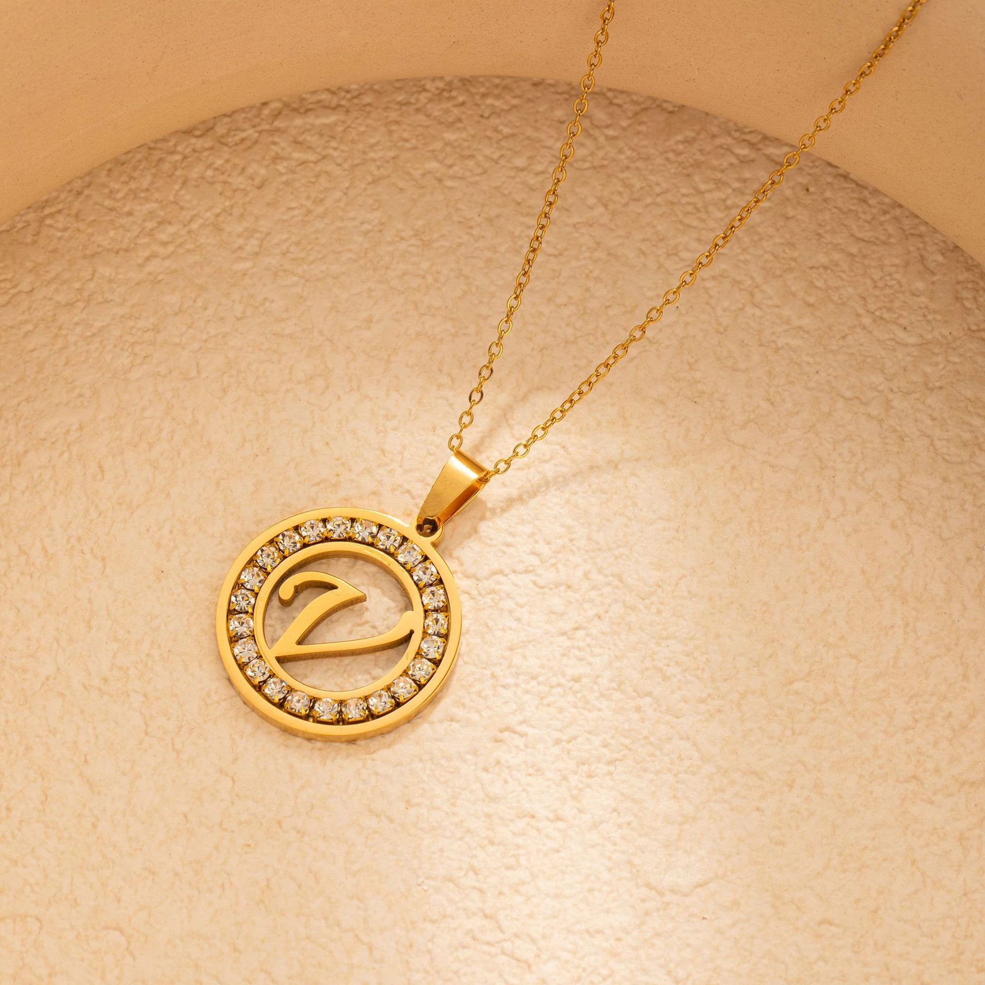 Colar com pingente de letra inglesa em aço inoxidável e diamantes redondos. Joia elegante e personalizada para você. — foto 19