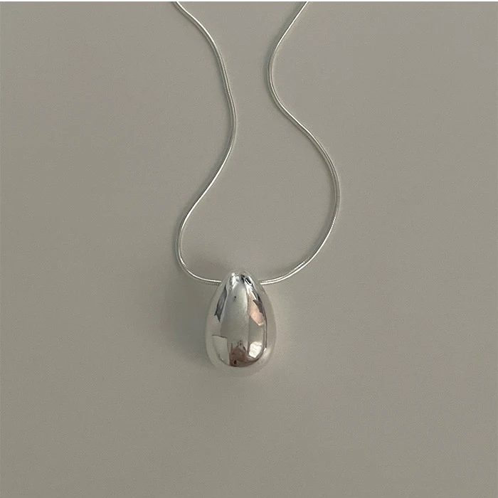 Colar feminino simples em prata esterlina 925 com pingente de gota. Joia elegante e minimalista, perfeita para uso diário e presente. — foto 1