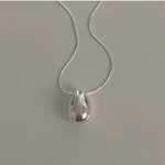 Colar feminino simples em prata esterlina 925 com pingente de gota. Joia elegante e minimalista, perfeita para uso diário e presente. — foto 1