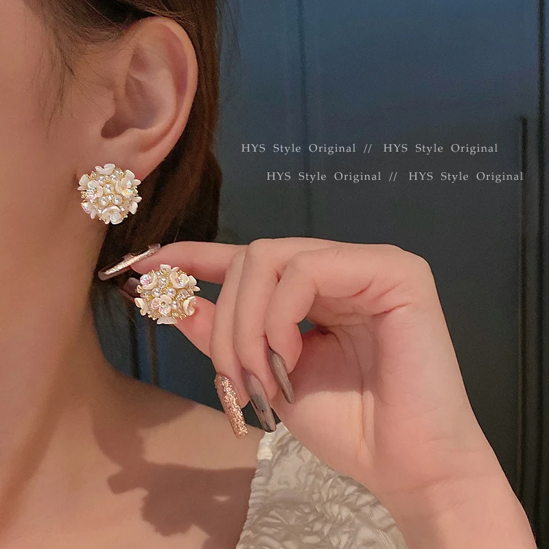 Orecchini a fiore con perla di conchiglia stile francese per donna. Raffinata eleganza per un look femminile e sofisticato, perfetti per ogni giorno. — foto 2