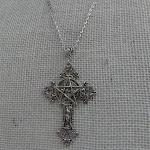 Colar de cruz com mariposa grande e caveira. Uma joia gótica e estilosa para homens e mulheres. Mostre sua individualidade. — foto 1