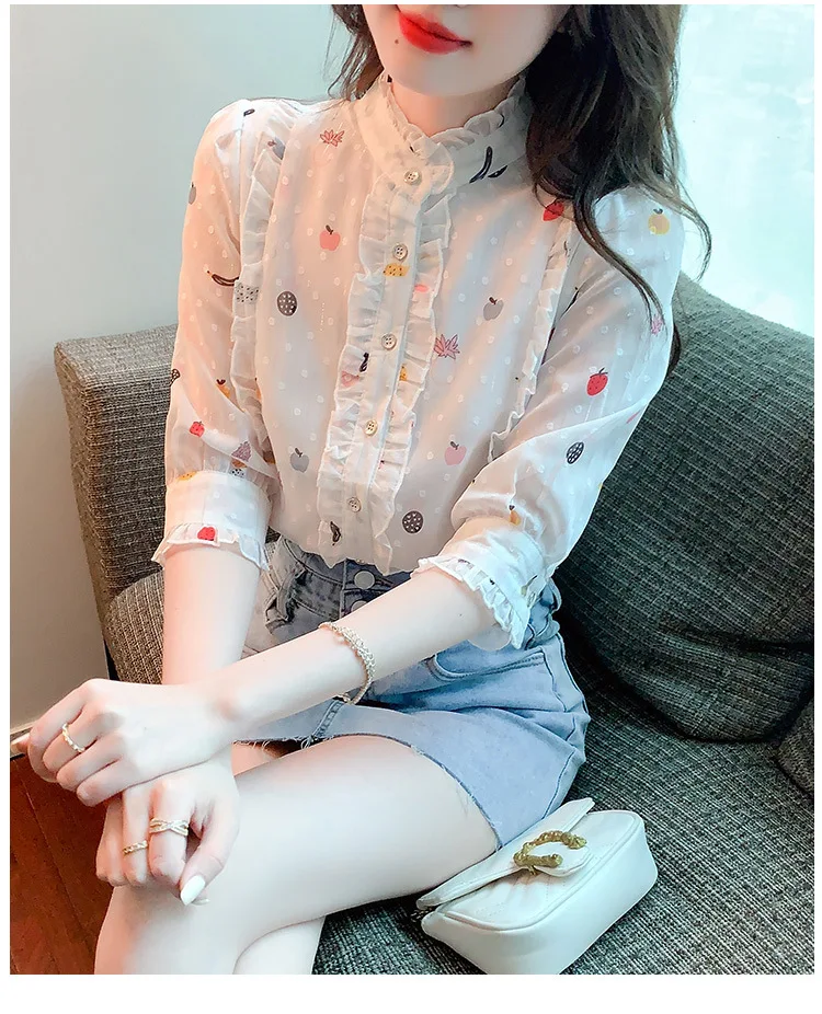 Camisa branca feminina com gola alta e babados. Elegância e estilo em uma peça versátil. Perfeita para diversas ocasiões, confortável e charmosa. — foto 7