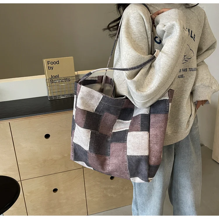 Title 8, Bolsa Tote Feminina Grande de Denim com Detalhe...