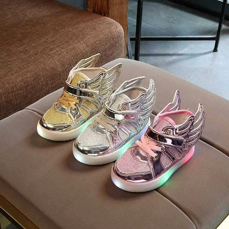 Kindersportschuhe für aktive Kinder. Bieten Komfort und Unterstützung für den ganzen Tag. Robuste, atmungsaktive Designs für jede Aktivität. — foto 2