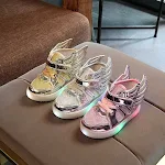 Kindersportschuhe für aktive Kinder. Bieten Komfort und Unterstützung für den ganzen Tag. Robuste, atmungsaktive Designs für jede Aktivität. — foto 2