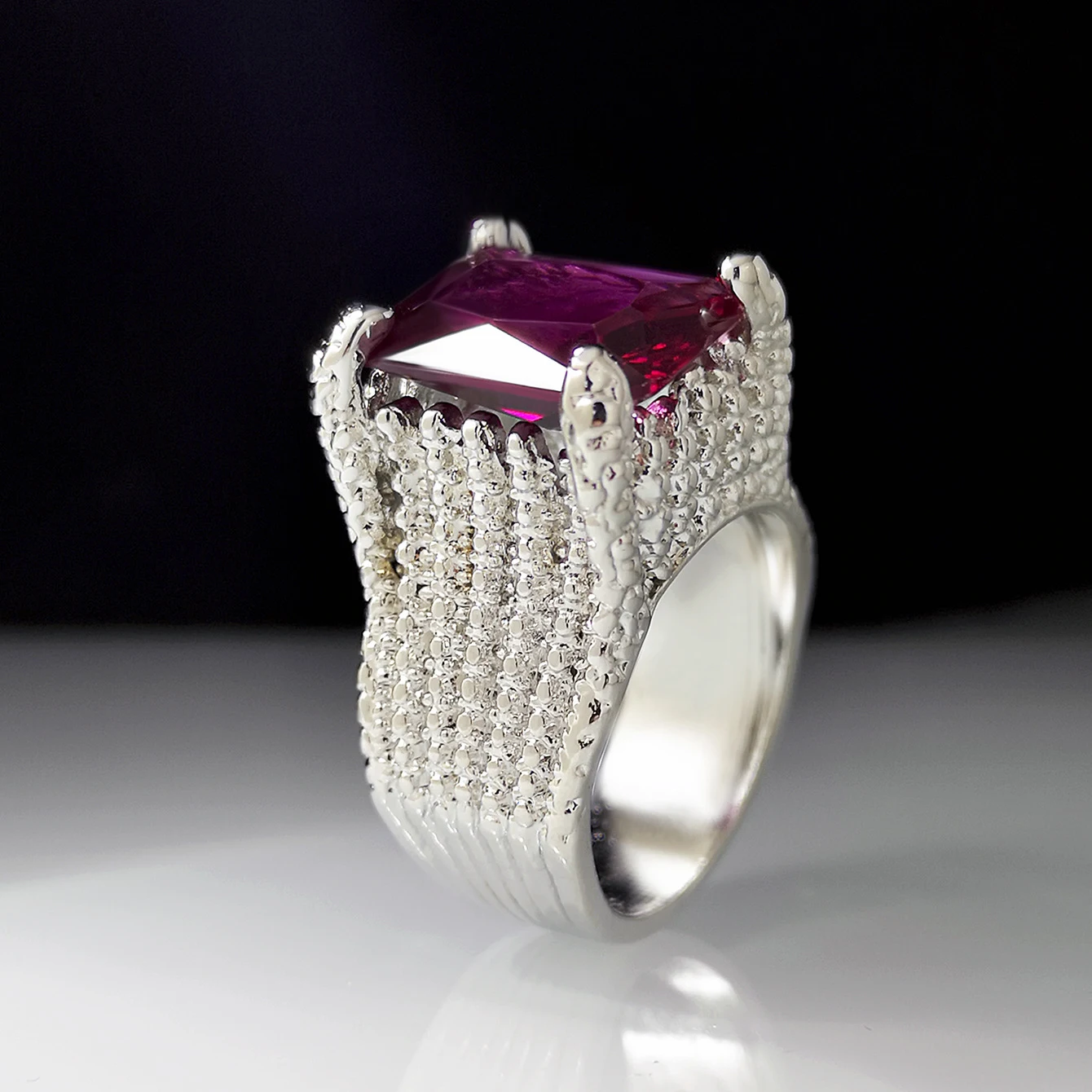 Anel de rubi quadrado para homens e mulheres. Joia elegante para uso diário ou eventos especiais. Um presente memorável e sofisticado. — foto 5