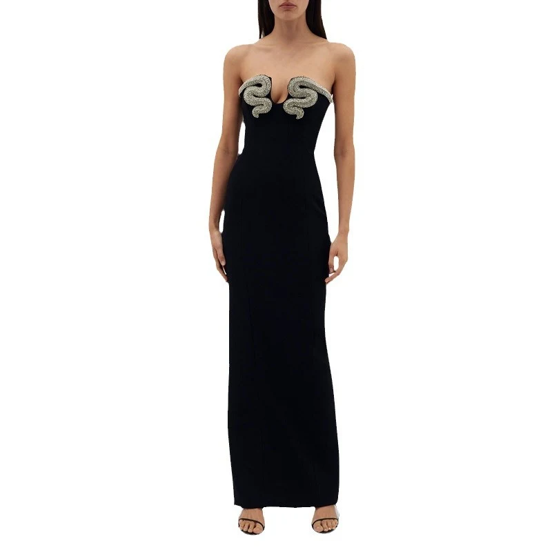 Vestido longo bandage com decote em U, sem mangas, costas nuas e strass, ajuste fino e justo. Realce sua silhueta com elegância e sensualidade. — foto 1