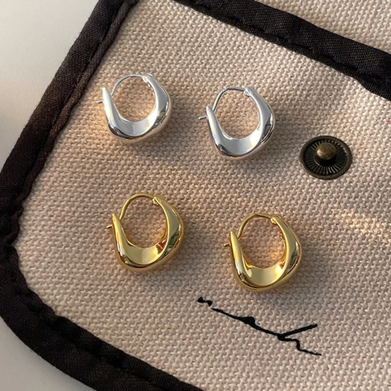 Boucles d'oreilles géométriques irrégulières en métal brillant. Ajoutez une touche d'élégance à votre tenue et exprimez votre style unique. — photo 4