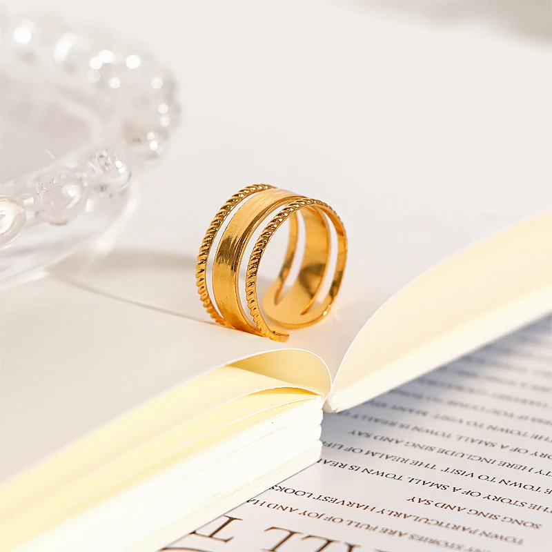 Anel ajustável de aço inoxidável com banho de ouro 18K europeu e americano, padrão sofisticado para um visual elegante e duradouro. — foto 20