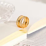 Anel ajustável de aço inoxidável com banho de ouro 18K europeu e americano, padrão sofisticado para um visual elegante e duradouro. — foto 20