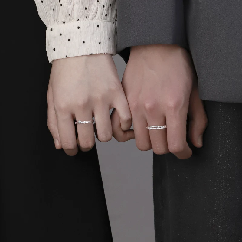 Anel de casal feminino fashion com personalidade, representando amor e união. Presente ideal para casais apaixonados. — foto 3