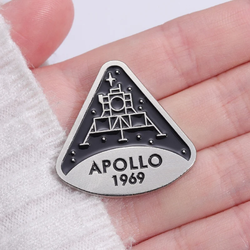 Broche comemorativo Apollo, distintivo metálico do sucesso do pouso lunar, alfinete de moda. Uma joia para celebrar a conquista histórica. — foto 3