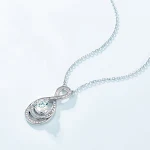 Corrente de clavícula Moissanite com diamantes em prata S925 para mulheres, design em forma de 8, um toque elegante e sofisticado ao seu visual. — foto 4