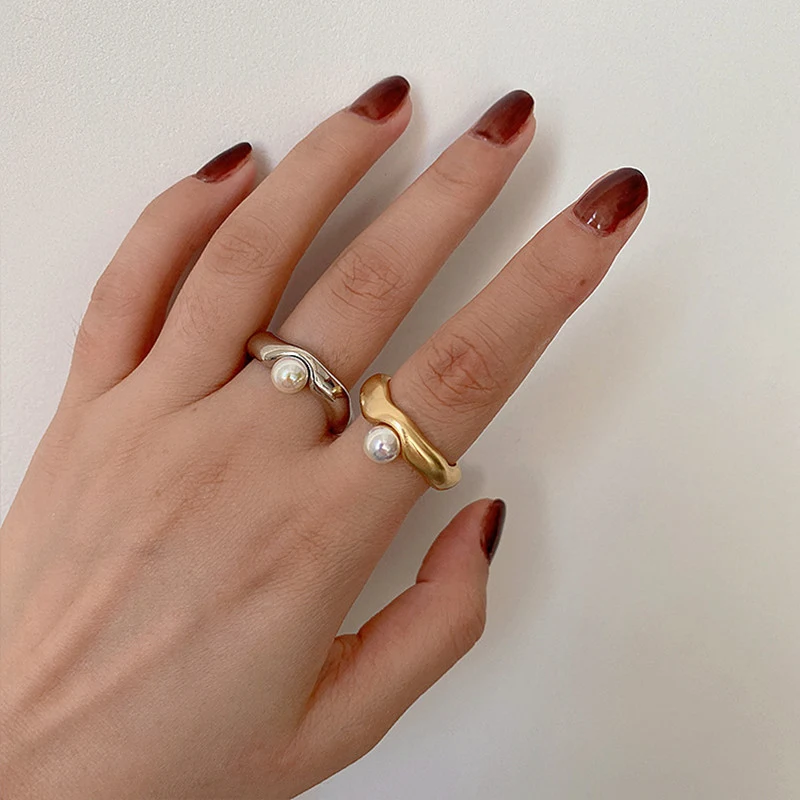 Anel aberto Frosty Irregular Matte Pearl para mulheres. Pérola fosca e design aberto que adicionam elegância e charme ao seu dedo. Compre já! — foto 1