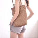 Bolsa de ombro artesanal em bambu, leve e durável, ideal para transportar seus itens essenciais diários com estilo e sustentabilidade. — foto 3
