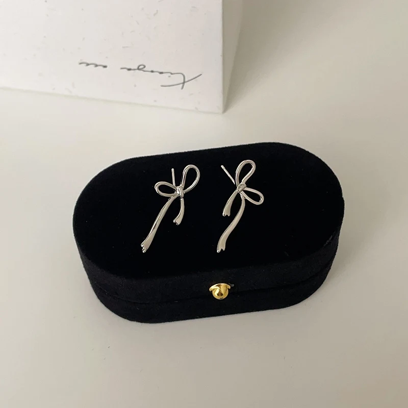 Brincos de botão com laço de metal de design especial, simples, elegantes e doces. Mostre sua personalidade com este acessório charmoso. — foto 10