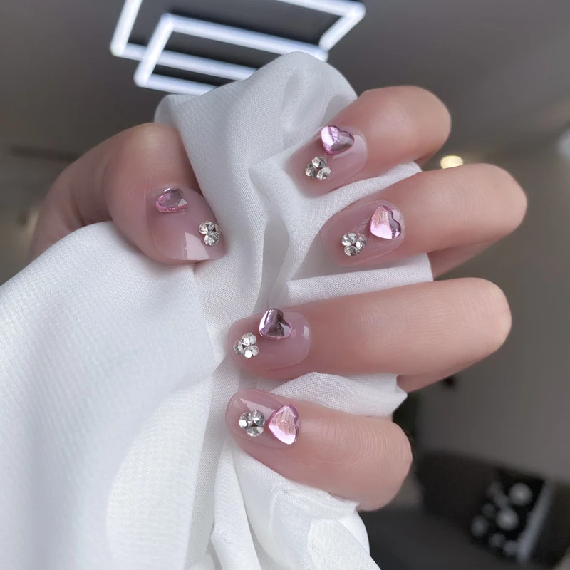 Unhas postiças pintadas à mão com patch de tulipas. Dicas de unhas fáceis de aplicar, beleza instantânea para suas mãos, visual elegante e moderno. — foto 5
