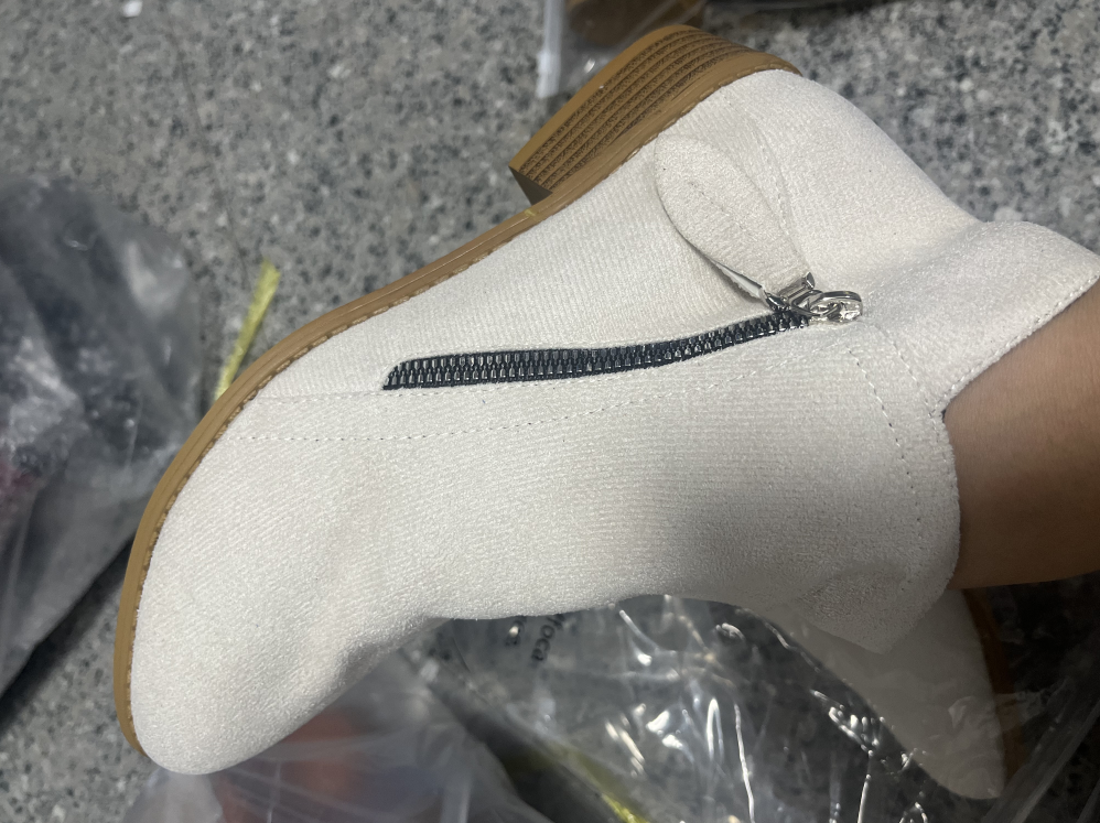 Stivaletti alla caviglia con tacco grosso e zip laterale. Comfort e stile per un look impeccabile, perfetti per un utilizzo quotidiano. — foto 12