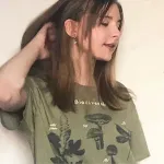Camiseta feminina de manga curta estampada soltinha para o verão. Conforto e estilo para os dias quentes. Ideal para looks casuais. — foto 4