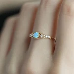 Anel retrô com opalina colorida, banhado a ouro e cobre. Adicione um toque de elegância vintage ao seu visual com este anel deslumbrante. — foto 12