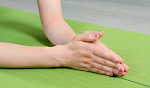 Kaydırmaz yoga matı ile güvenli tutuş ve üstün denge. Duruşlarınızı güvenle ve konforla yapın. Her seviyeye uygun, mükemmel bir seçim. — Fotoğraf 9