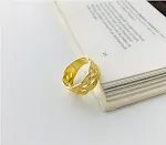 Anel vazado em tela torcida para um visual moderno. Desfrute de um design leve e único, perfeito para qualquer ocasião, realçando sua elegância e charme. — foto 5
