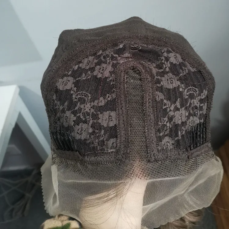 Peruca fashion branca com frente em tela e volume ondulado bege, fibra química, visual moderno, fácil de usar e que valoriza seu look. — foto 4