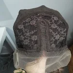 Peruca fashion branca com frente em tela e volume ondulado bege, fibra química, visual moderno, fácil de usar e que valoriza seu look. — foto 4