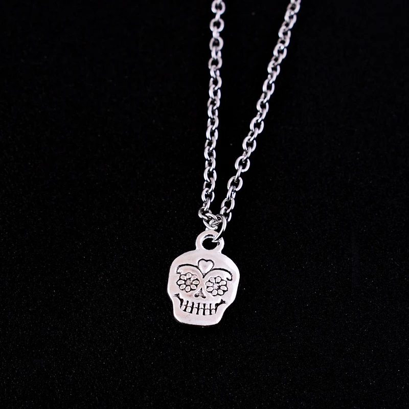 Colar curto com pingente de caveira, personalidade fashion. Adicione um toque ousado e rebelde ao seu visual. Perfeito para expressar seu estilo único. — foto 5