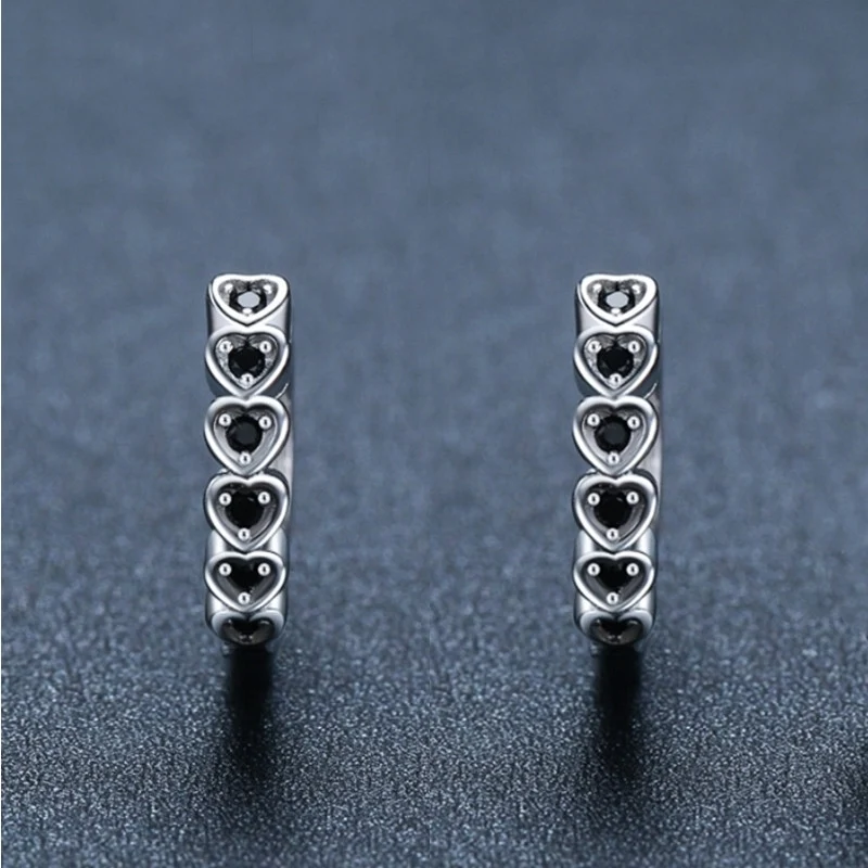 Brincos femininos simples e pequenos em cobre, com design de amor bicolor. Perfeitos para moda e uso casual. — foto 3