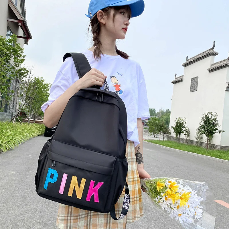 Mochila feminina com lantejoulas e laser, ideal para o dia a dia. Design moderno e estiloso, com amplo espaço interno para seus pertences. — foto 17