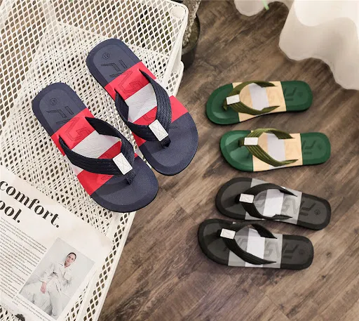 Title 4, Heren zomerslippers met colorblock design. Stij...