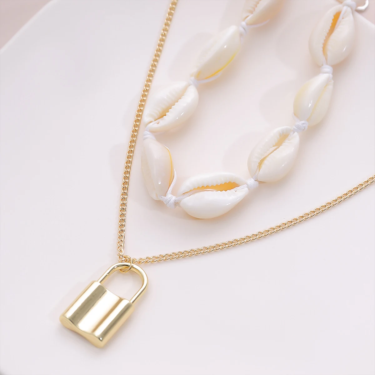 Colar étnico com fecho de concha, um acessório boêmio elegante. Adicione um toque único ao seu estilo, perfeito para looks de verão e presentes especiais. — foto 4