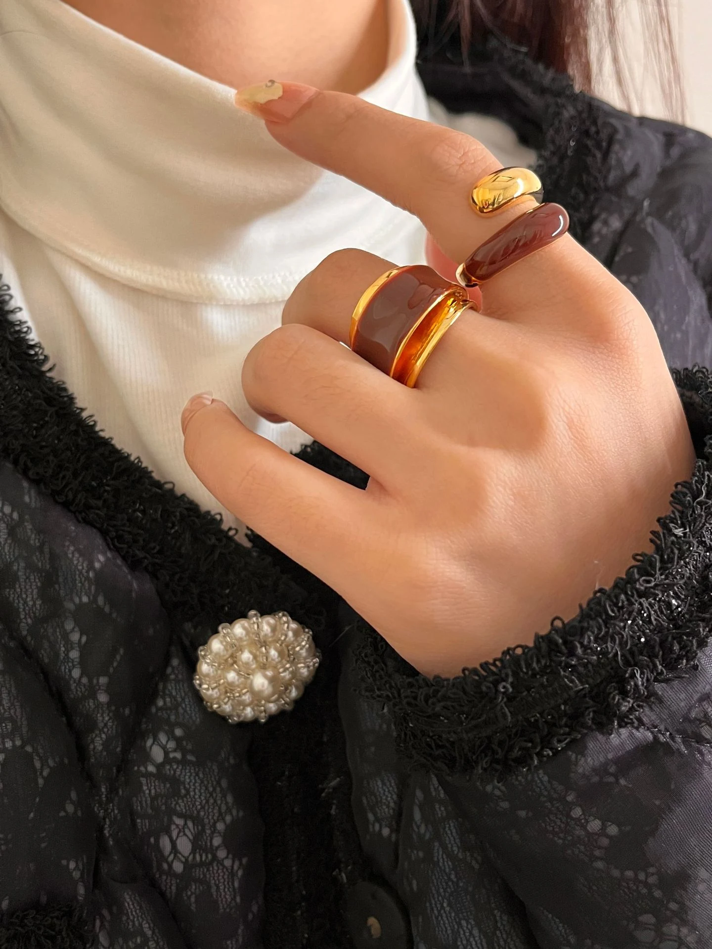 Anel de camada dupla com esmalte líquido cor chocolate, sabor irresistível. Perfeito para um toque doce e elegante. — foto 16