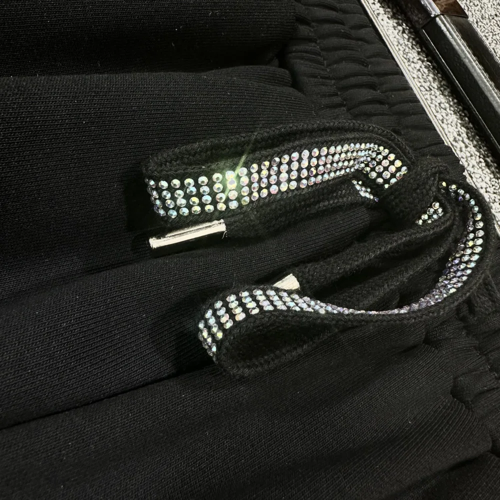 Conjunto de moda resistente para homens e mulheres com diamantes. Estilo sofisticado, durabilidade e brilho excepcional para um visual impactante e elegante — foto 6