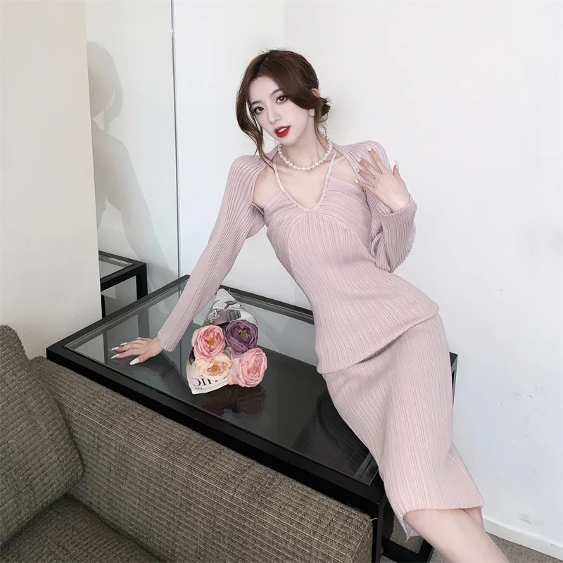 Title 3, Slim-fit Long Halterneck Dress with Suspenders,...